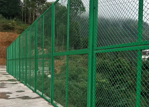 云南护竣交通设备厂家分享水库铁丝围栏网的制作工艺