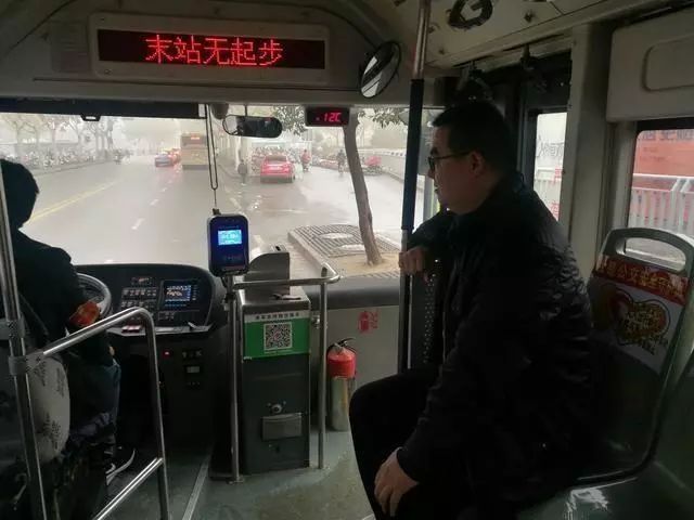 福建電動伸縮門批發(fā)廠家分享公交車上安裝“壯士座”？