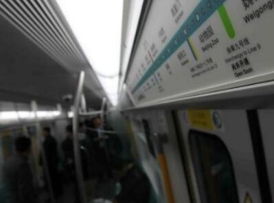 福建伸缩门代理商解读北京地铁拆座椅是怎么回事？