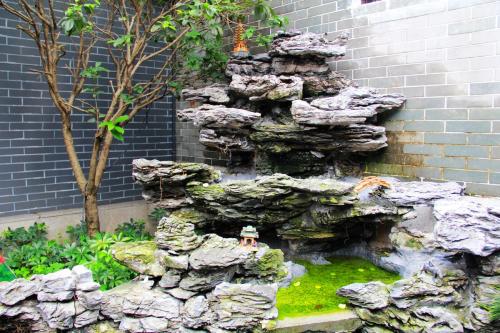 庭院鱼池假山怎样才能营造出流水瀑布的真实感