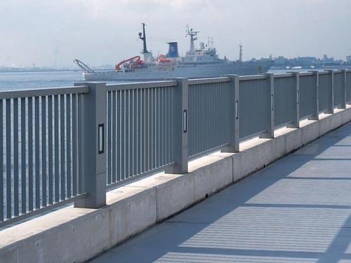 桥梁护栏选什么材质的好?不锈钢护栏和铝合金护栏到底哪个好,有什么区别吗?