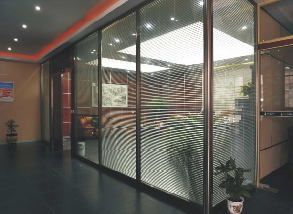 在昆明办公室玻璃隔断装修设计中经常用到的部件材料都有哪些