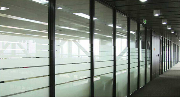 昆明办公室玻璃隔断使用中应该怎样进行合理的清洁保养