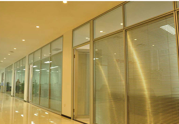 为什么云南办公室玻璃隔断厂家说办公隔断的高度尽量还是要控制