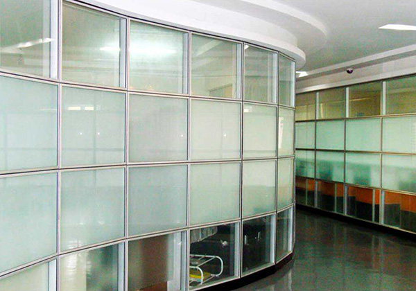 为什么使用云南办公室玻璃隔断墙能够隔音?原理是这个