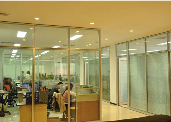 云南办公室玻璃隔断厂家告诉您常见的玻璃隔断都有哪些类型