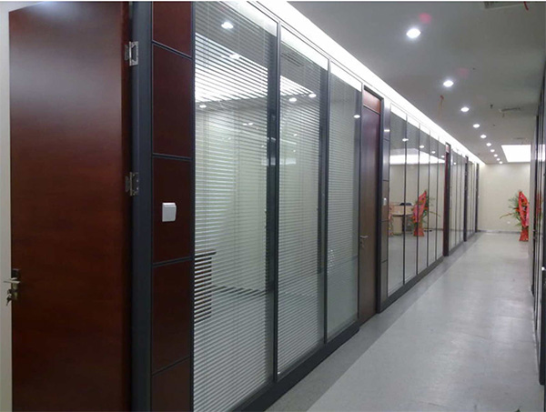 在云南办公室玻璃隔断安装时对于玻璃的安装都有讲究需要知道