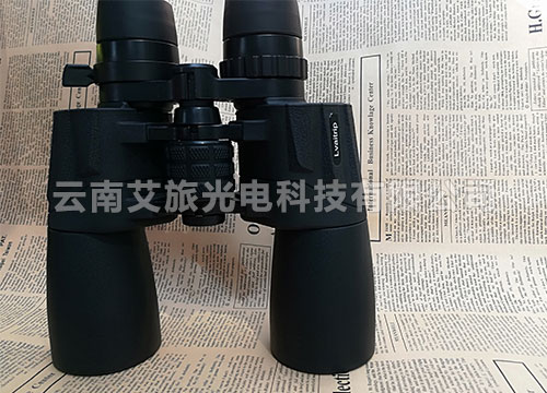 手持双筒望远镜