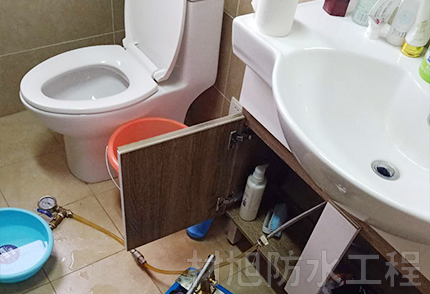 小型公寓卫生间防水补漏