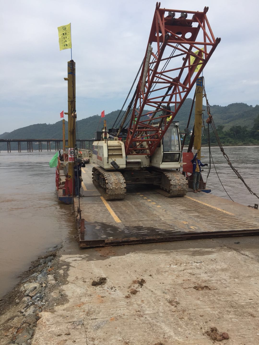老挝55T履带吊中老铁路湄公河特大桥工地