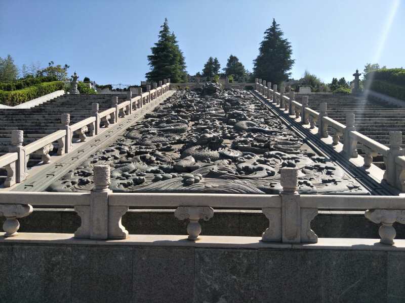 如何在云南青龙山公墓选一个好的墓穴
