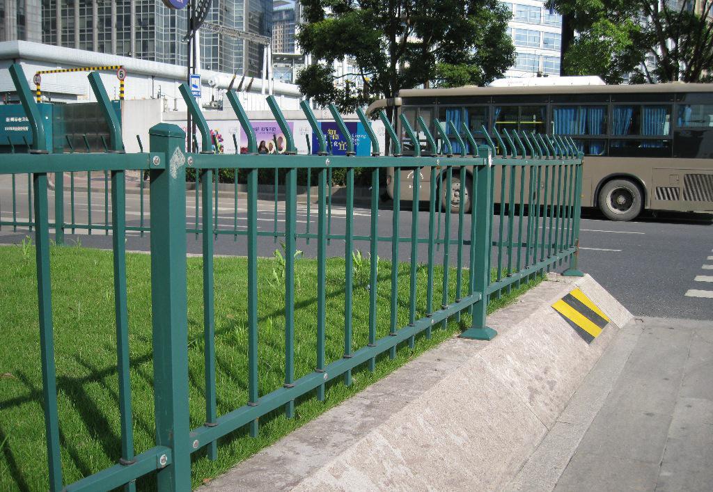 公路交通护栏网的构造是怎样的?户外护栏网使用中怎样做好维护