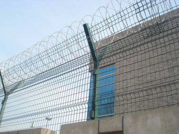 双边丝护栏网如何规范安装?厂家通常这样处理