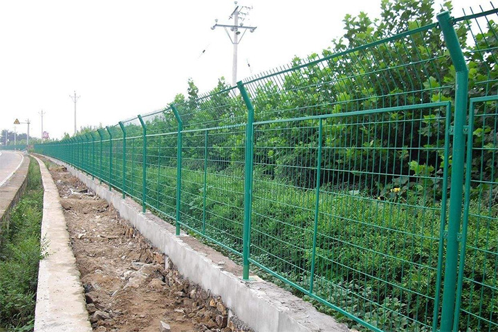 如何提高云南高速公路框架护栏网的使用寿命?安装特点有哪些