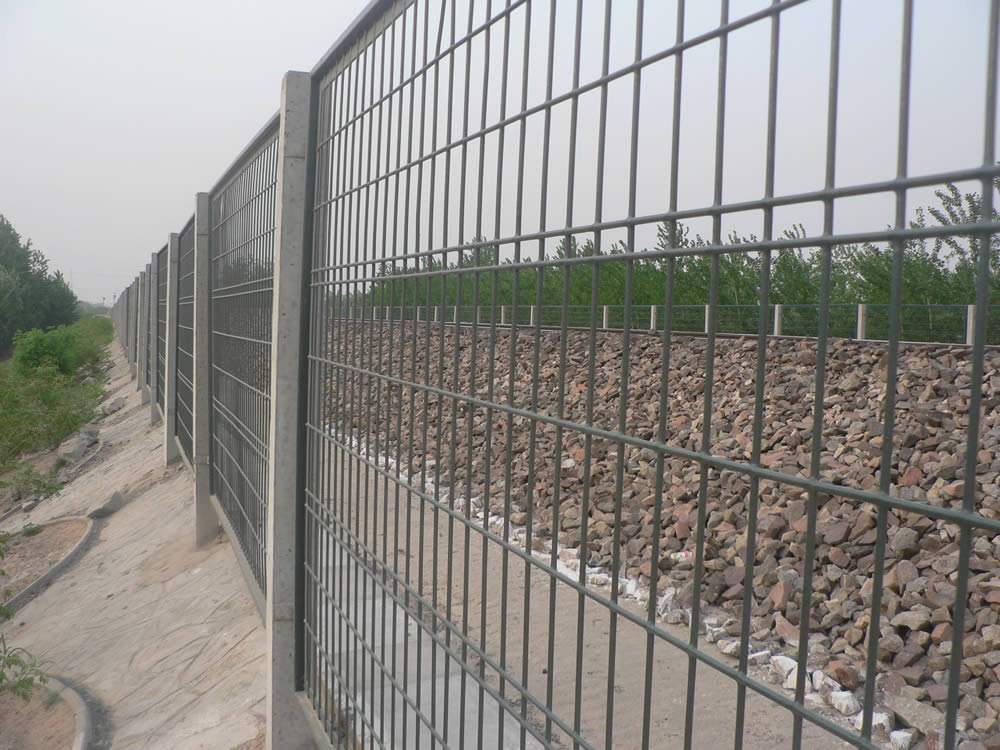 决定云南高速护栏网质量的重要因素是原材料吗?护栏网外表防腐吗