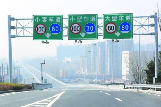 为什么高速公路的交通标志牌都是绿色的呢?厂家揭晓原因