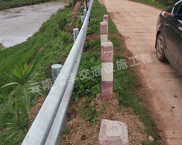农村道路波形护栏安装