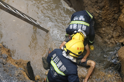 广汉3名施工人员跌落污水塑料检查井溺水 已造成2人死亡