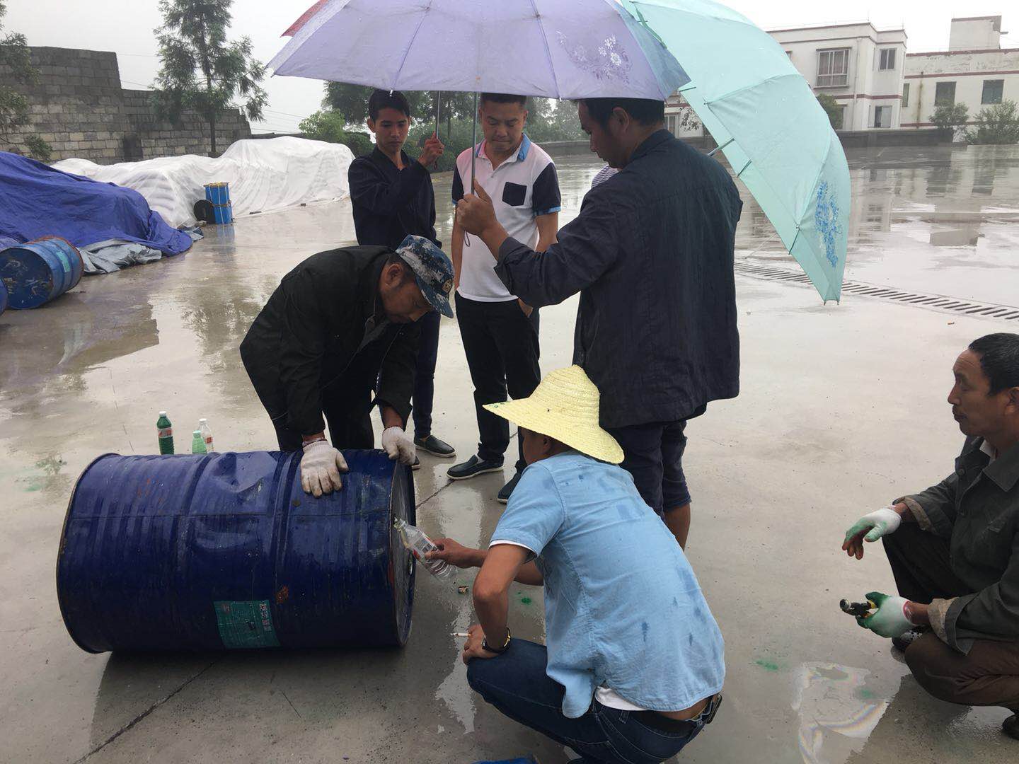 塑胶跑道在施工时突然下雨，因该注意哪些细节？