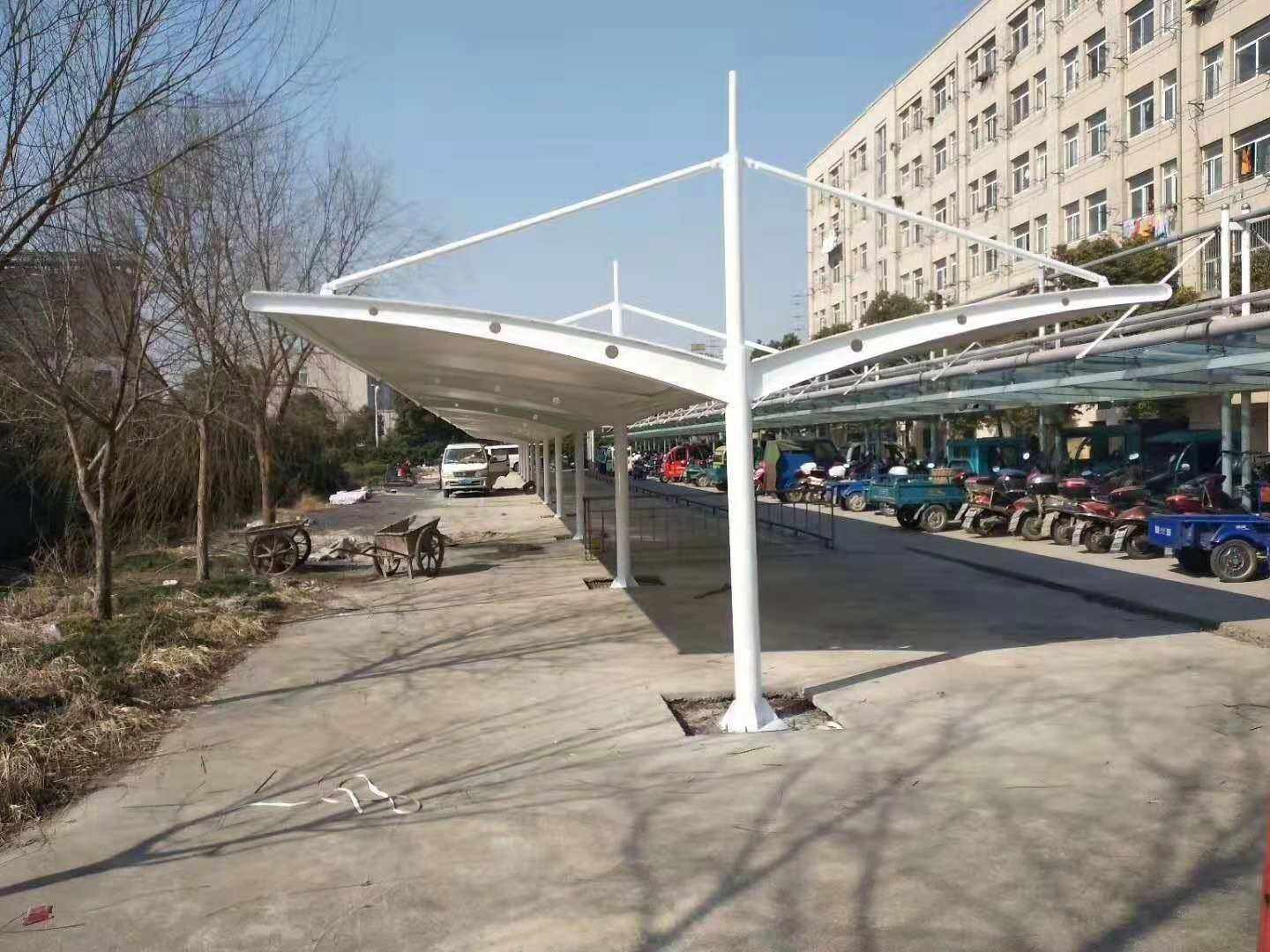 济南/青岛为大家分享膜结构停车棚现场拼装的施工流程