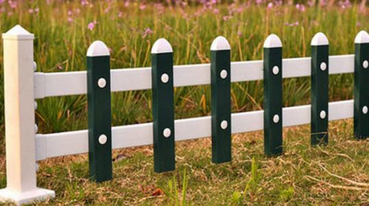 你知道草坪护栏保护层的涂抹技巧都有哪些么?