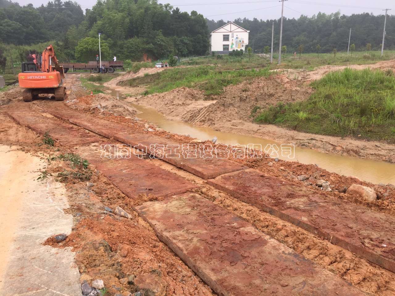 广东汕头工地进行路基箱铺设