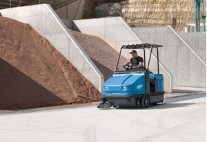 菲迈普驾驶式洗地机能够在中等至最大面积30,000平方米的地面上发挥优异的清洁性能。