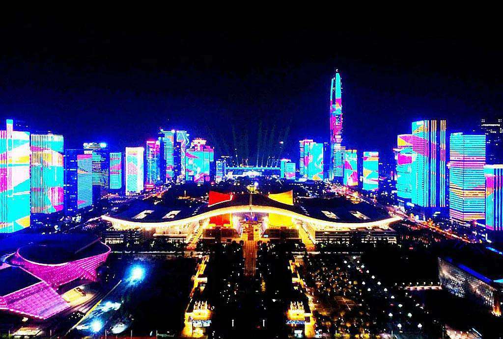 深圳灯光秀正式上演 150万盏灯、43栋楼宇点亮夜空