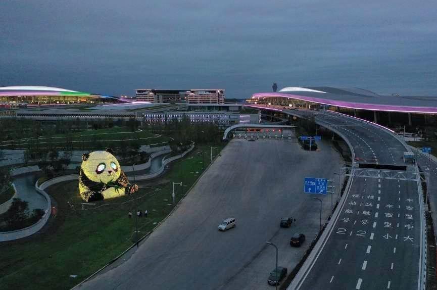 成都天府国际机场大熊猫雕塑“团团”调试亮灯
