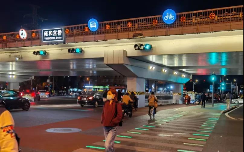 北京雍和宫桥下智能斑马线亮灯