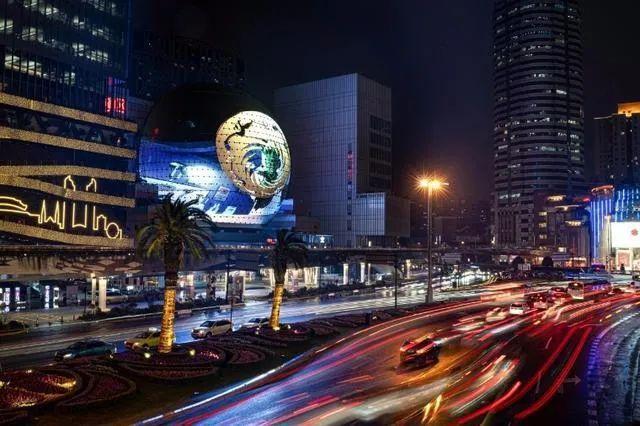 位于上海徐家汇商圈的全球首个裸眼3D球幕升级