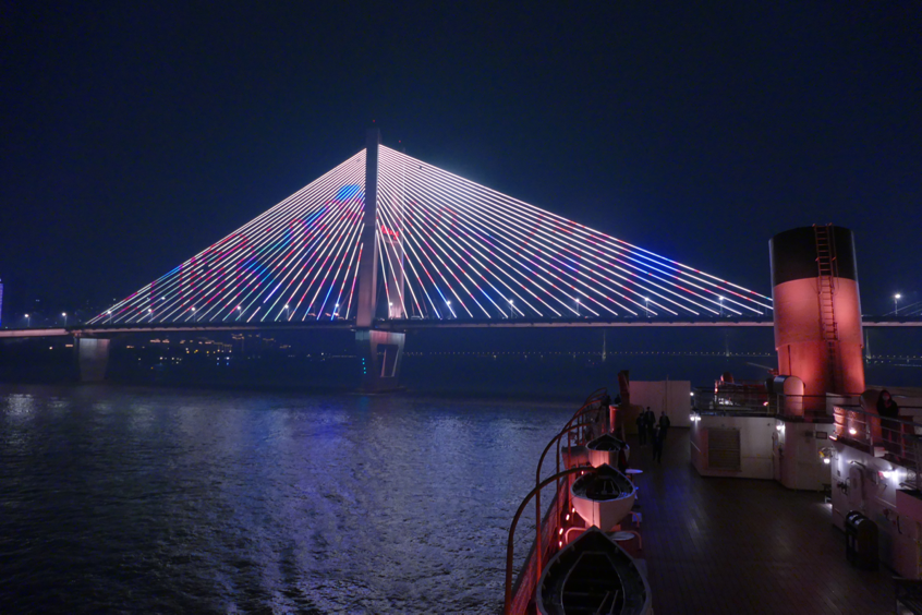 武汉长江灯光秀在博物馆之夜彰显英雄城市魅力