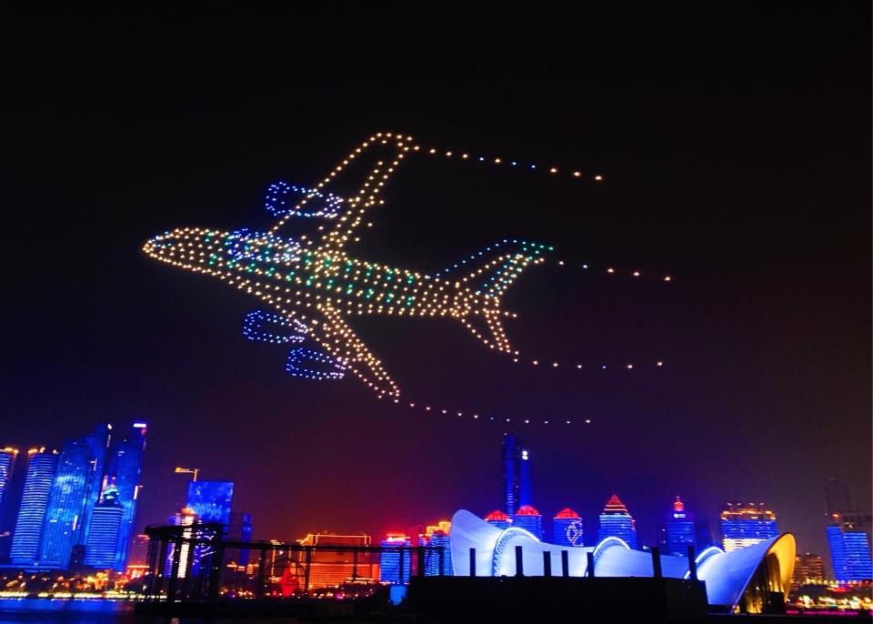 800架无人机＋浮山湾灯光秀在青岛夜空上演