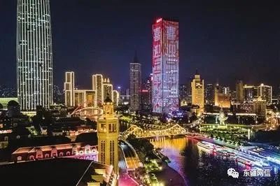 紅旗飄揚燈光點綴天津夜景迎國慶