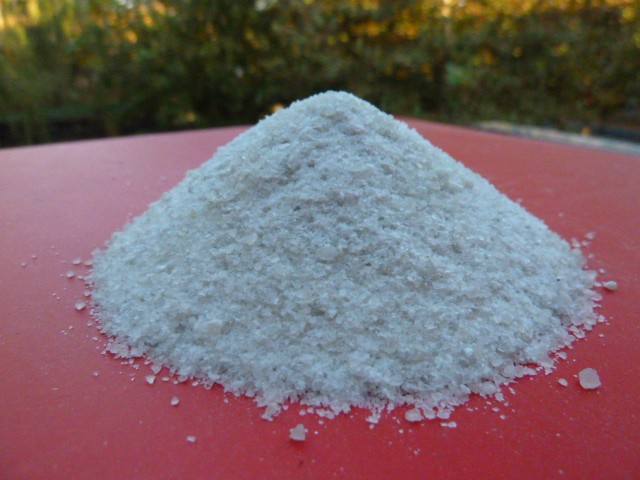 速凝剂主要成分为铝氧熟料(即铝矾土、纯碱、生石灰按比例烧制成的熟料)经磨细而制成
