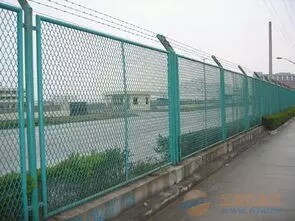 来看看乌鲁木齐锌钢护栏网的基材和配件组成。