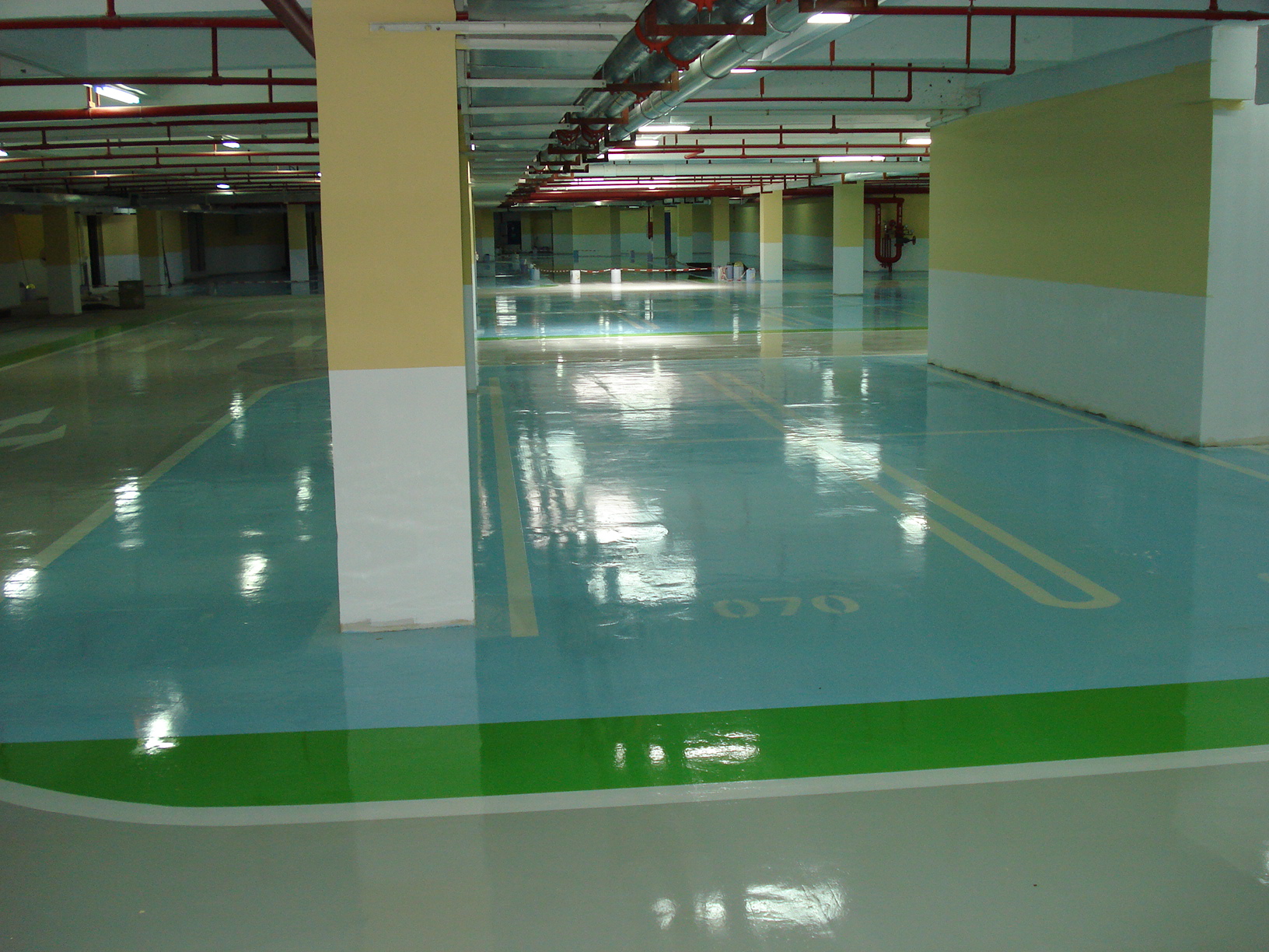 新疆环氧地坪工程地坪施工最好的停车场地坪该如何翻新