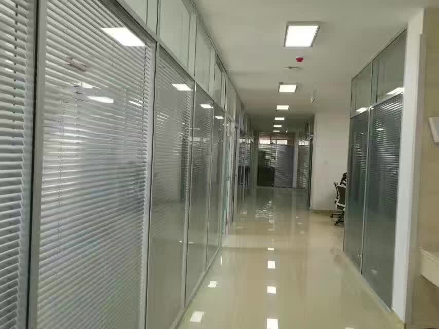 新疆玻璃隔断厂家为您讲解室内空间从摆设上分割