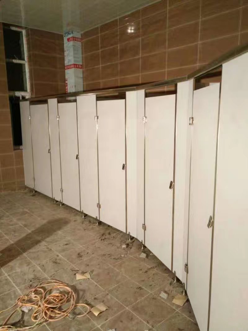 为什么乌鲁木齐卫生间隔断的门不是侧滑形式