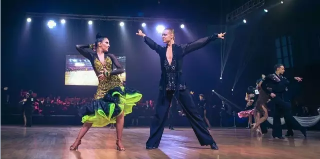 跳拉丁舞内“八字”怎么改正让新疆拉丁舞培训班老师来教你