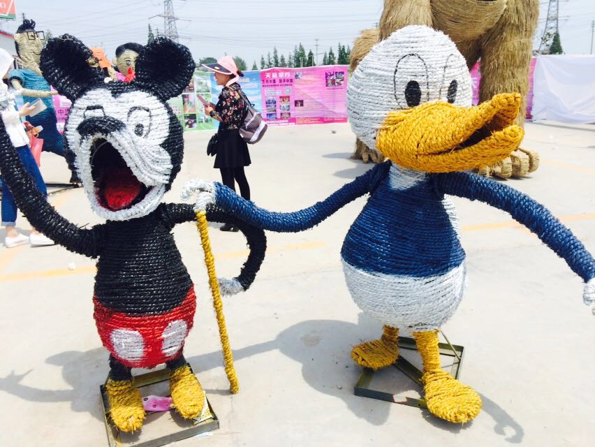 两场稻草人工艺品艺术节在武汉闹新春