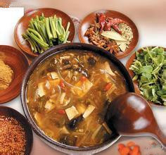河南郑州最好喝的何师傅胡辣汤，汤鲜味美，口感纯正，是必不可少的早餐之选！