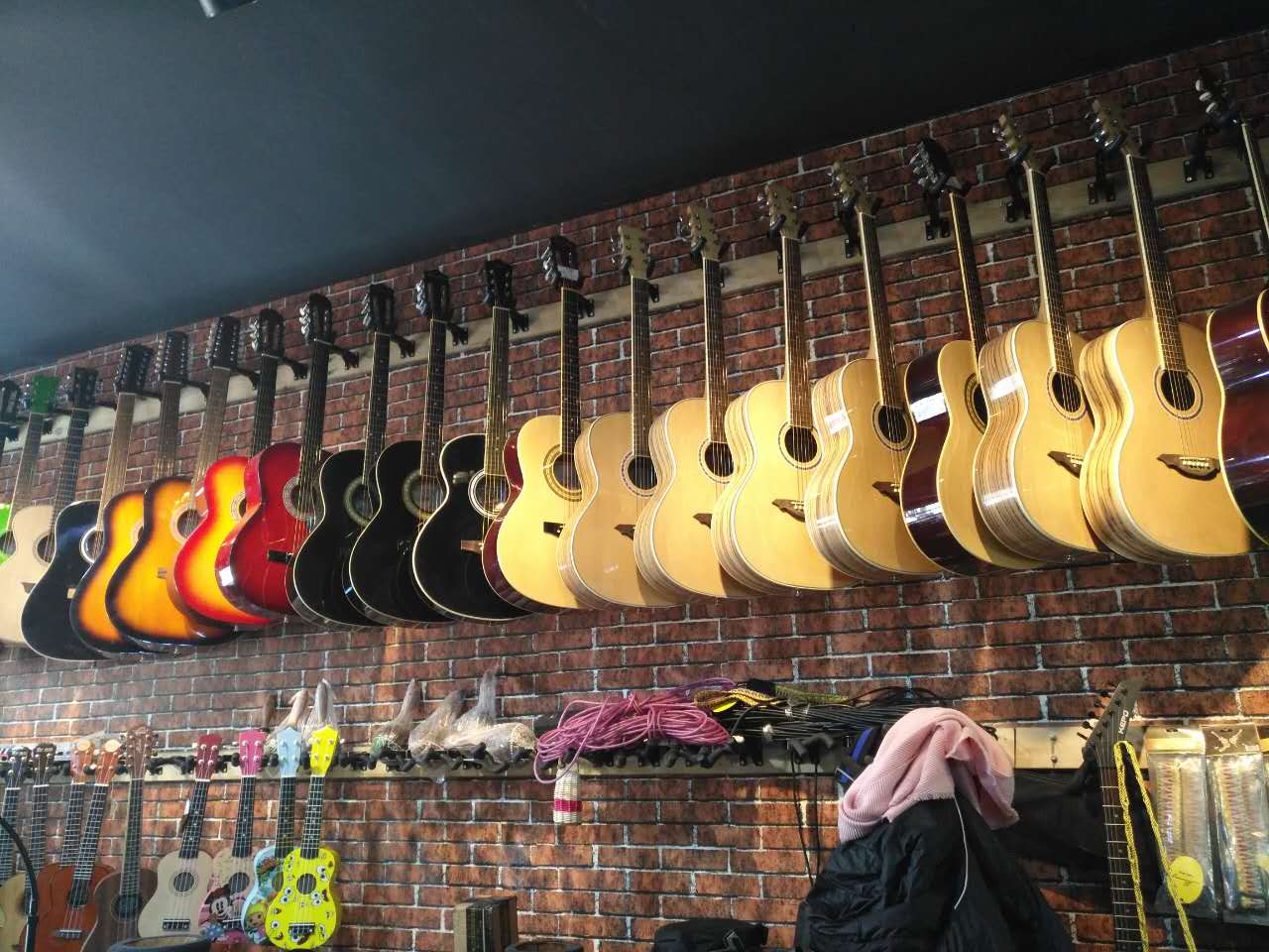 烏魯木齊樂器專賣店店長來講解買樂器選新品還是樣品?