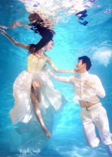 跟你叙说在乌鲁木齐水下婚纱摄影时要提前练习