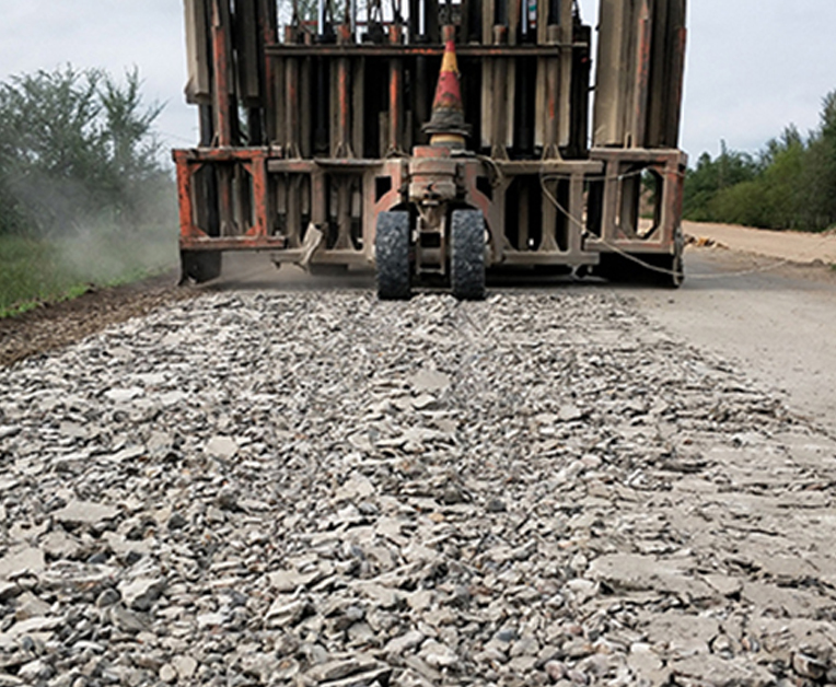 使用水泥路面破碎机破碎颗粒大小为多少合适。