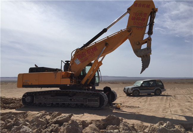 新疆土石方工程液压加长臂挖掘机的禁止作业与注意事项