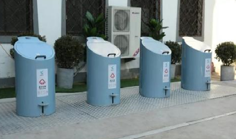 不同颜色的分类垃圾桶可以装载不同类型的垃圾