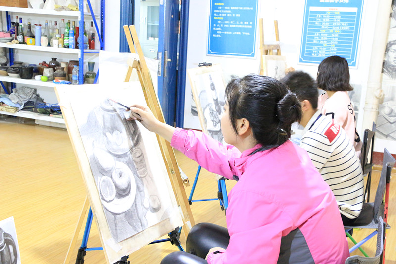 乌鲁木齐美术培训班和新疆艺鼎画室中的新疆少儿美术