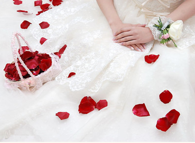 洛阳婚礼化妆造型师捧在新娘手中的花束