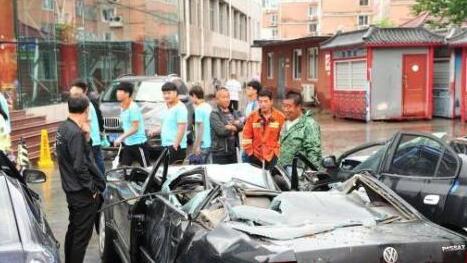 惠州定制楼护栏厂家分享豪车变废铁，挖掘机爆砸宝马